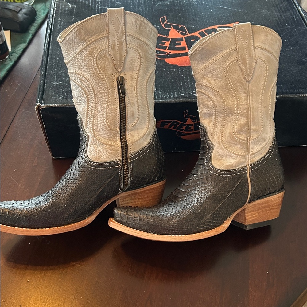 Freebird women’s 8 Warwick Olive python multi. Ne… - image 4